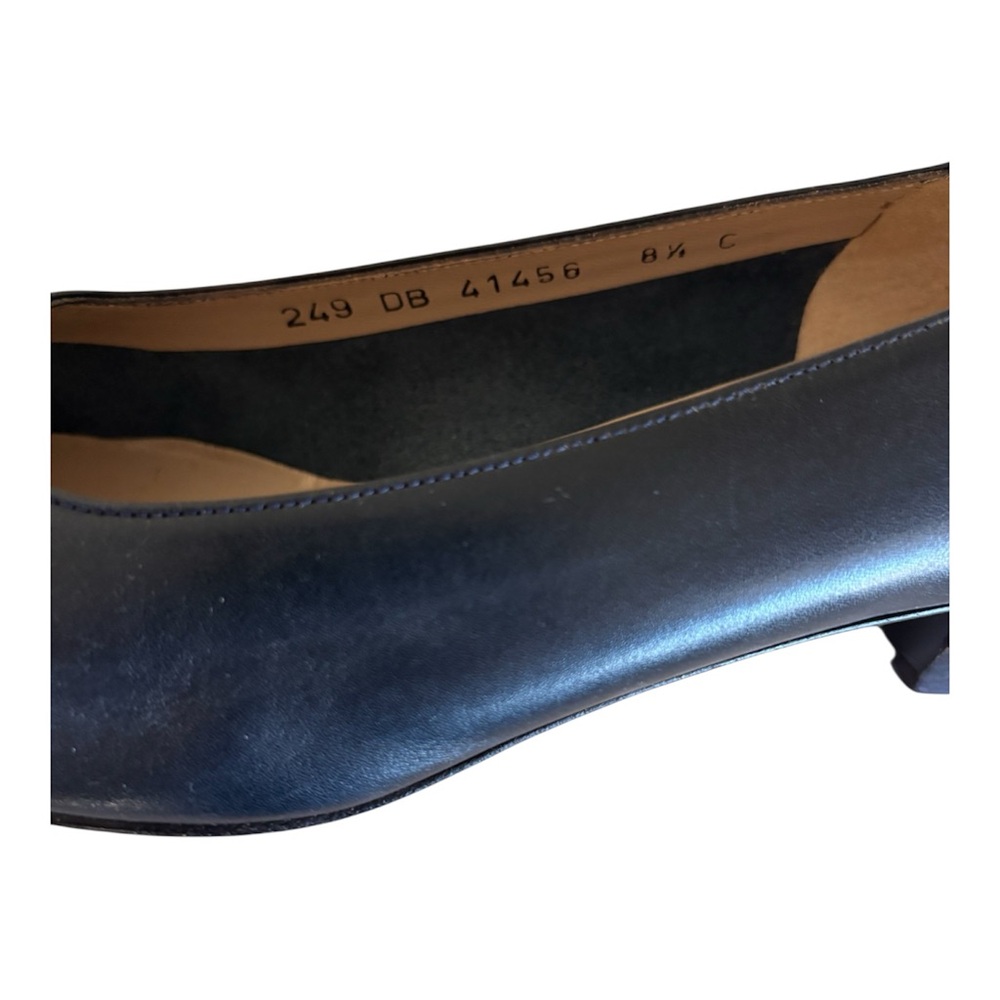 Vintage Salvatore Ferragamo Navy w Gold detail heels Sz 8.5 EUC - Picture 6 of 6
